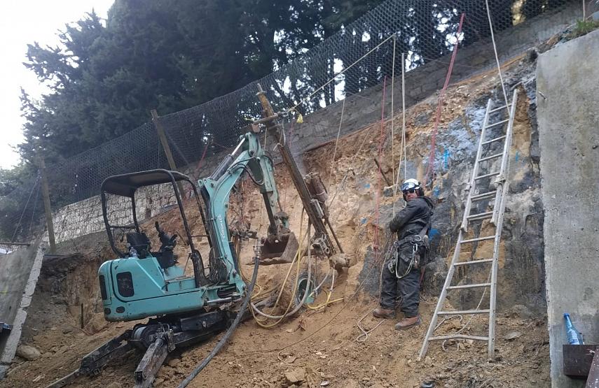 Forage des ancrages à l'aide d'une mini-pelle araignée