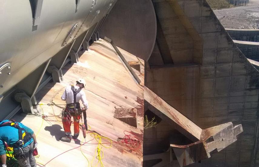 Le travail sur corde permet l'accès difficile sur le barrage