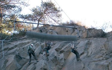 Installing double twisted mesh