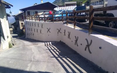 Croix de St André dans un mur de soutènement instable - Vars (05)