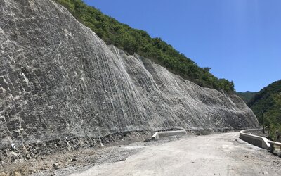 Grillage plaqué après déroctage de falaise - Digne les Bains (04)