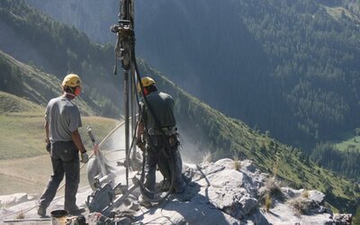 Travaux de forage préalables à la réalisation d'un tir de mines (Hautes Alpes - PACA) 