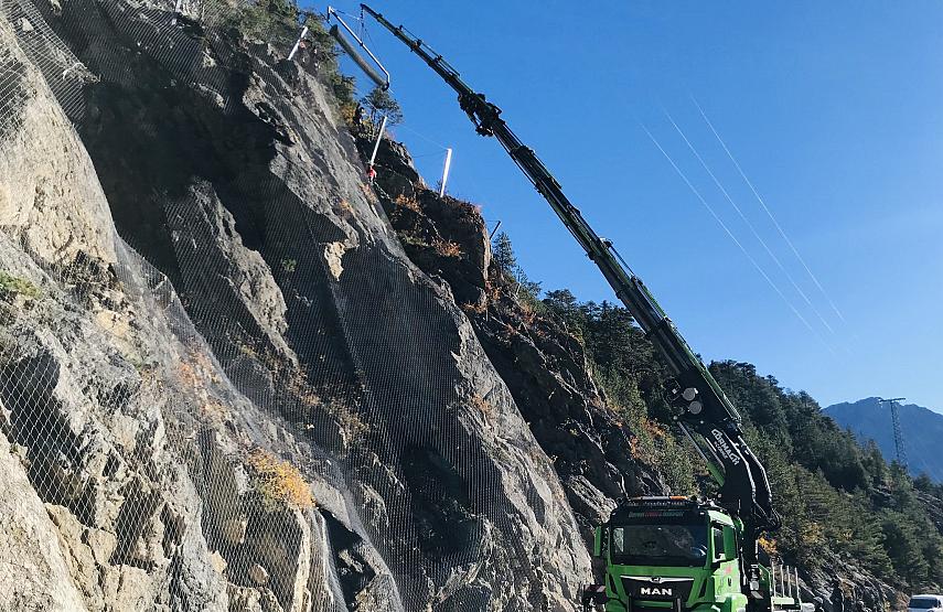 Levage des rouleaux à l'aide du camion grue de Queyras Levage et Transport