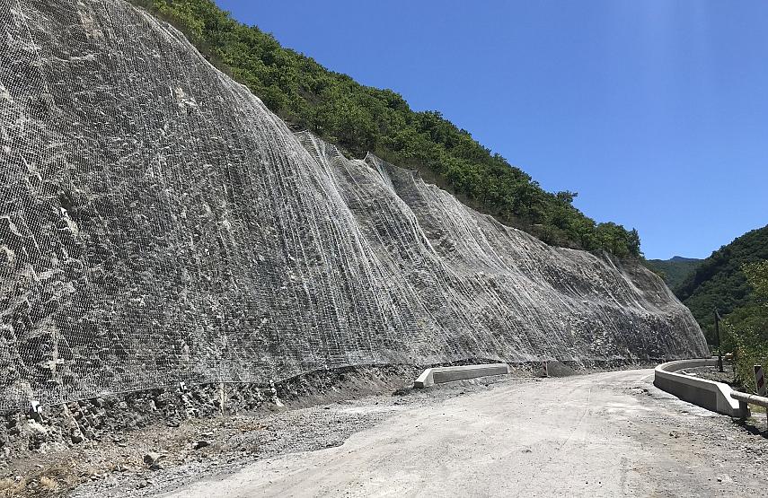 Grillage plaqué après déroctage de falaise - Digne les Bains (04)