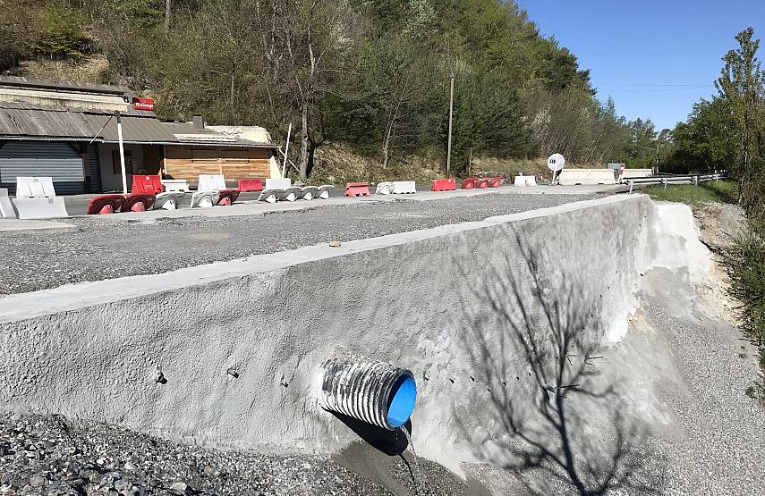 La paroi clouée est traversée par une buse d'evacuation d'eau.