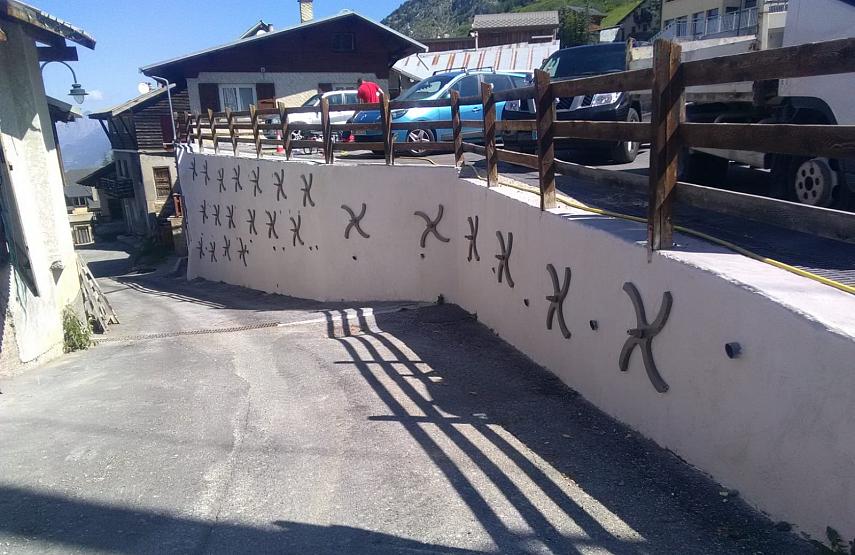 Croix de St André dans un mur de soutènement instable - Vars (05)