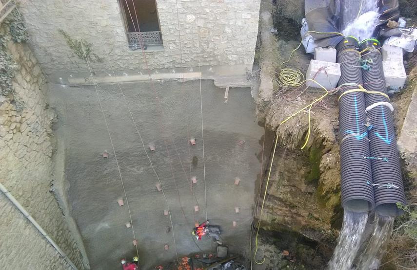 Paroi clouée à proximité de la chute d'eau