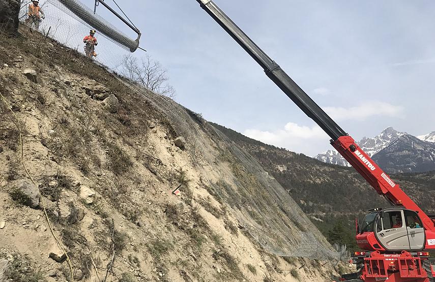 Déroulement du nouveau grillage à l'aide d'un manitou