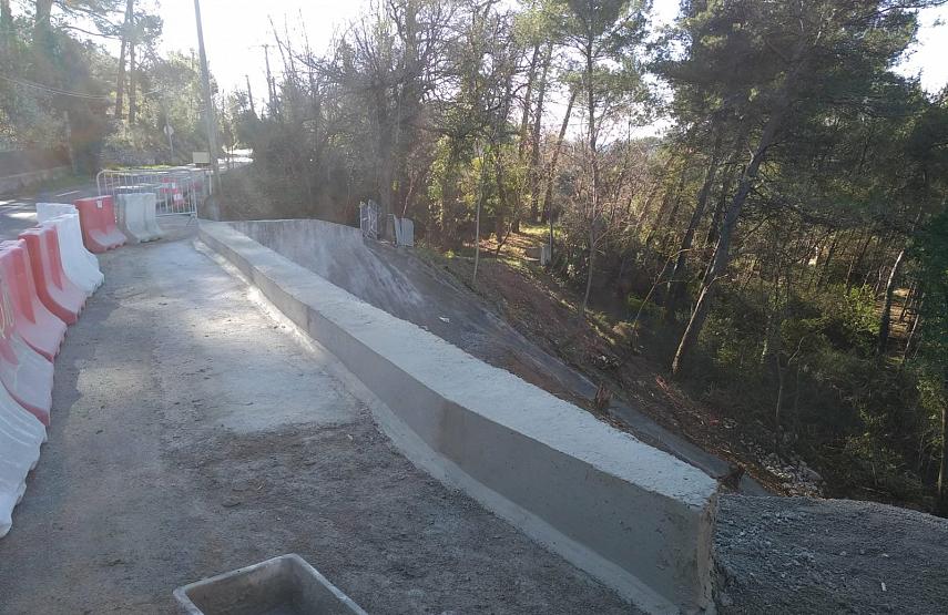 Longrine d'assise pour glissière de sécurité