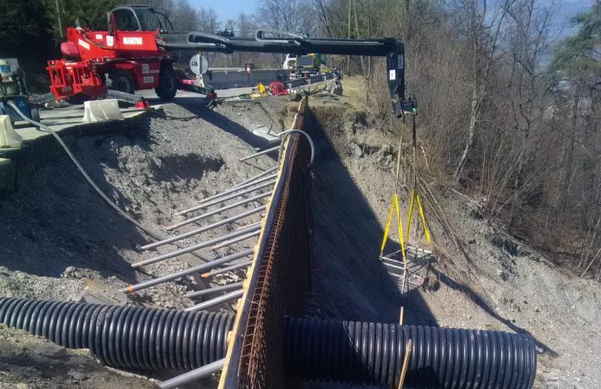 Ancrages et coffrage perdu réalisés, en attente du béton projeté !