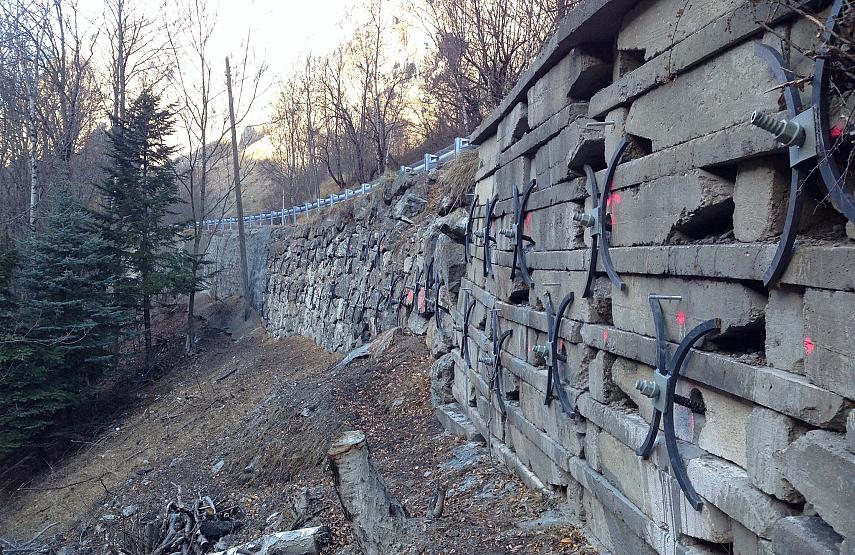 Confortement d'un mur de soutènement par clous d'ancrage à La Grave (05)