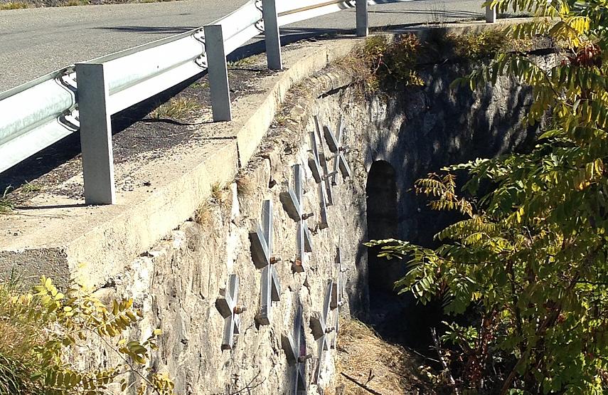 Confortement d'un mur de soutènement par clous d'ancrage à Embrun (05)