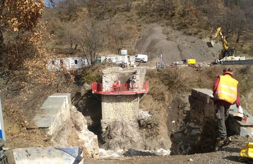 Rejointoiement des pierres des culées du Pont des Esclots 05