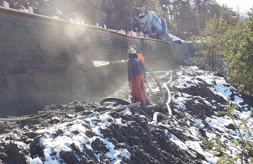 Projection du béton en cours en aval de la route de St Sauveur (05)