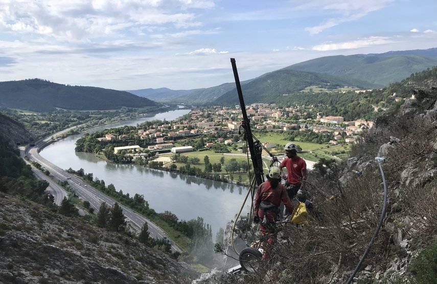 Forage en technique acrobatique - Sisteron (04)