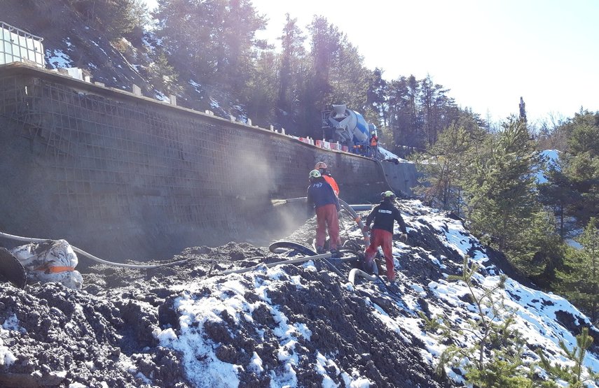 Projection de béton pour réalisation d'une paroi clouée - St Sauveur (05)